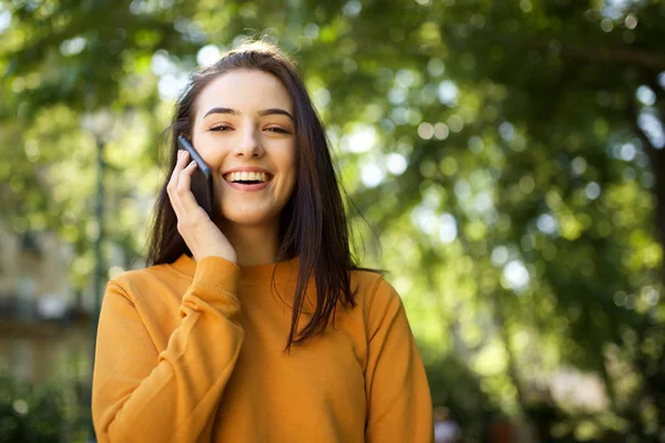 Retrato Una Joven Sonriente Hablando Con Parque Aletas Del Teléfono —  Fotos de Stock