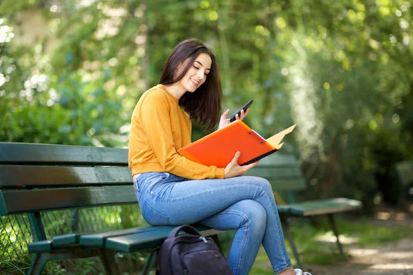 Portrait Étudiant Assis Sur Banc Parc Lisant Livre — Photo