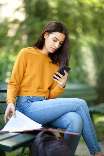 Retrato Una Estudiante Universitaria Sentada Banco Del Parque Con Bloc — Foto de Stock