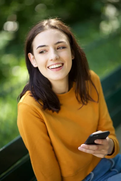 Retrato Bela Jovem Mulher Sorrindo Segurando Mão Íon Telefone Móvel — Fotografia de Stock