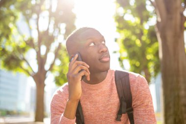 Dışarıda cep telefonu ile konuşan Afrikalı Amerikalı adamın yakın portresi