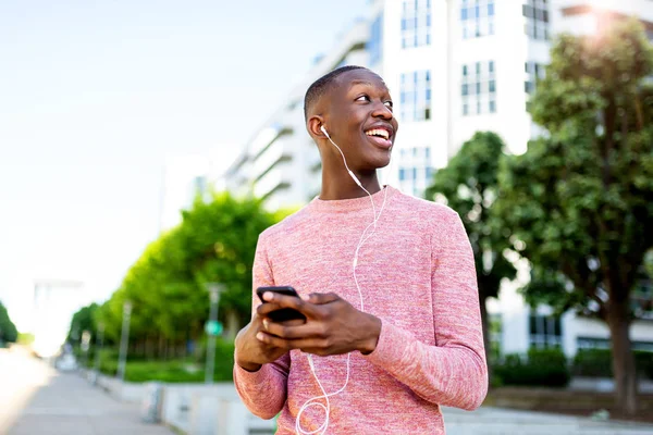 Retrato Joven Negro Sonriente Escuchando Música Con Teléfono Auriculares — Foto de Stock