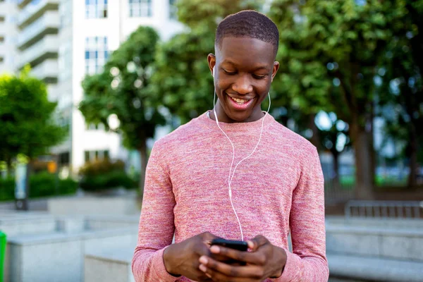 Portrét Usmívajícího Mladého Černocha Naslouchajícího Hudbě Mp3 Playerem Mobilní Telefon — Stock fotografie