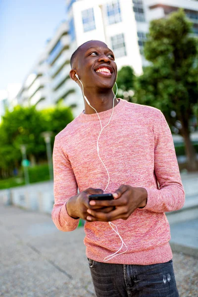 Retrato Joven Africano Feliz Escuchando Música Con Teléfono Celular Auriculares —  Fotos de Stock