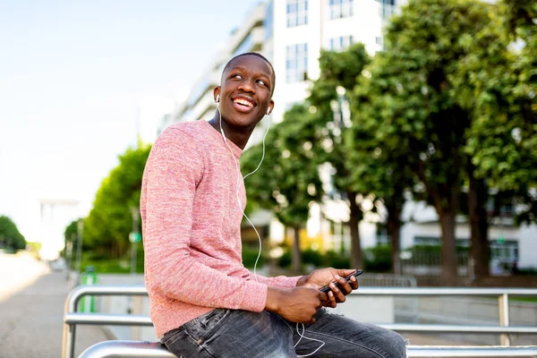 Retrato Lateral Del Joven Negro Feliz Escuchando Música Con Auriculares — Foto de Stock