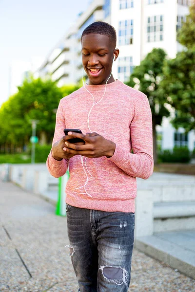 Porträtt Lycklig Ung Afrikansk Man Lyssnar Musik Med Mobiltelefon Och — Stockfoto