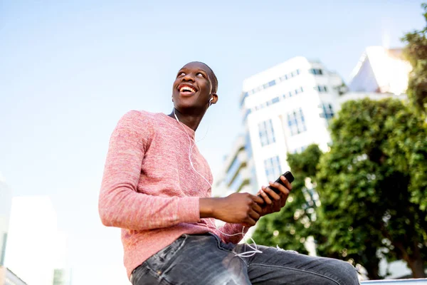 Retrato Lateral Joven Negro Escuchando Música Con Auriculares Teléfono Móvil — Foto de Stock