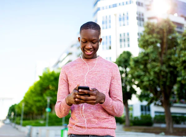 Retrato Jovem Africano Feliz Ouvindo Música Com Telefone Fones Ouvido — Fotografia de Stock