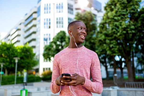 Retrato Joven Negro Sonriente Escuchando Música Con Teléfono Móvil Auriculares — Foto de Stock