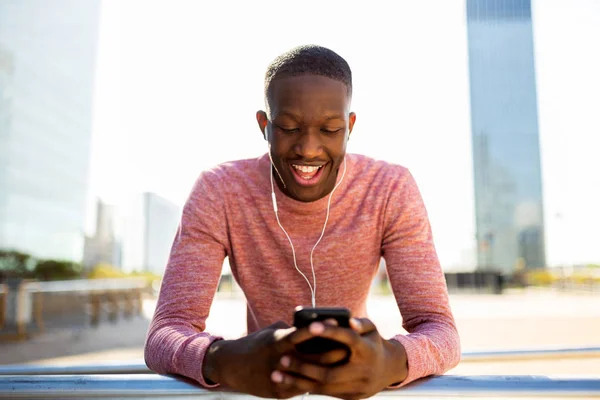 Portret Szczęśliwego Młodego Czarnego Mężczyzny Słuchając Muzyki Telefonem Słuchawkami Miejskim — Zdjęcie stockowe