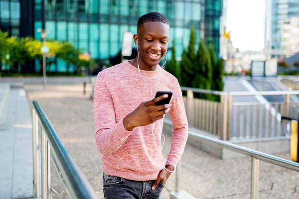 Retrato Joven Negro Feliz Escuchando Música Con Teléfono Auriculares Mientras — Foto de Stock