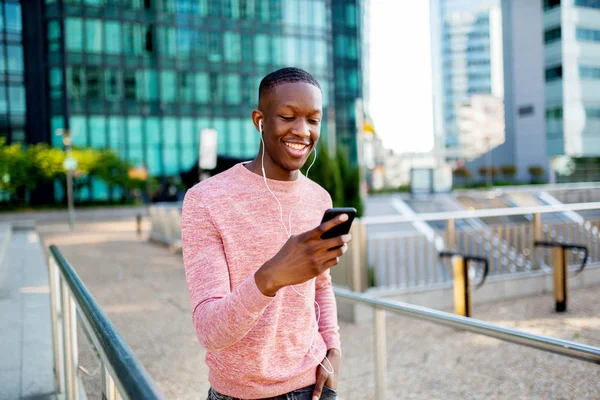 Portrét Usmívajícího Mladého Afrického Američana Naslouchajícího Hudbě Sluchátky Mobilním Telefonem — Stock fotografie