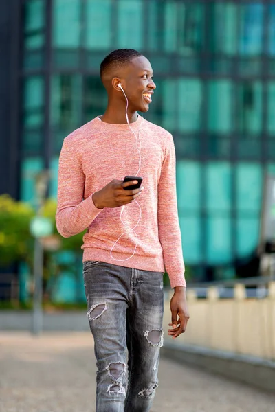 Retrato Joven Hombre Negro Caminando Con Teléfono Móvil Auriculares Ciudad — Foto de Stock