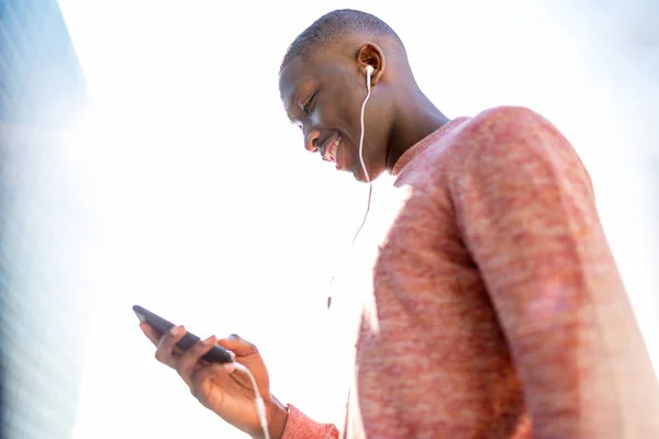 Боковой Портрет Африканца Держащего Мобильный Телефон Проволокой Слушающего Музыку — стоковое фото