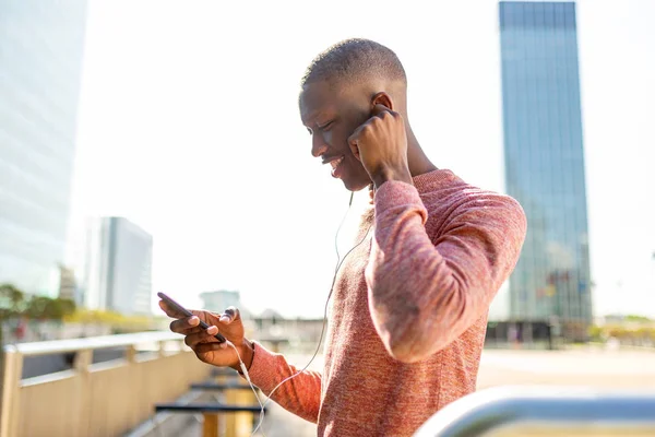 Retrato Lateral Del Hombre Africano Mirando Teléfono Celular Mientras Escucha — Foto de Stock