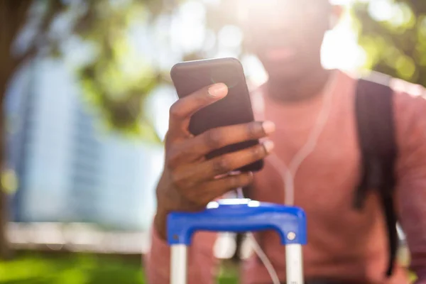 Bliska Portret African American Mężczyzna Ręce Trzymając Telefon Zewnątrz — Zdjęcie stockowe