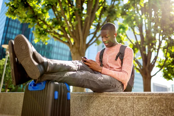 Retrato Joven Viajero Sentado Afuera Con Teléfono Maleta — Foto de Stock