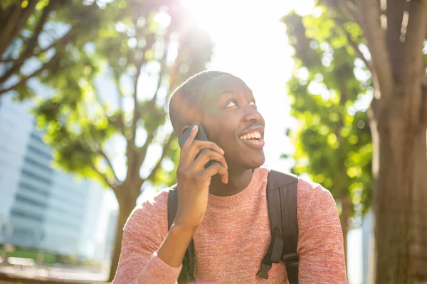 Portrait Smiling Young African American Man Talking Mobile Phone Ion — Stock Photo, Image