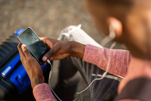 Zbliżenie Portret African American Man Słuchanie Muzyki Telefonem Komórkowym Słuchawkami — Zdjęcie stockowe