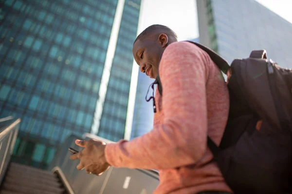 Lado Del Joven Afroamericano Mirando Teléfono Móvil Ciudad — Foto de Stock