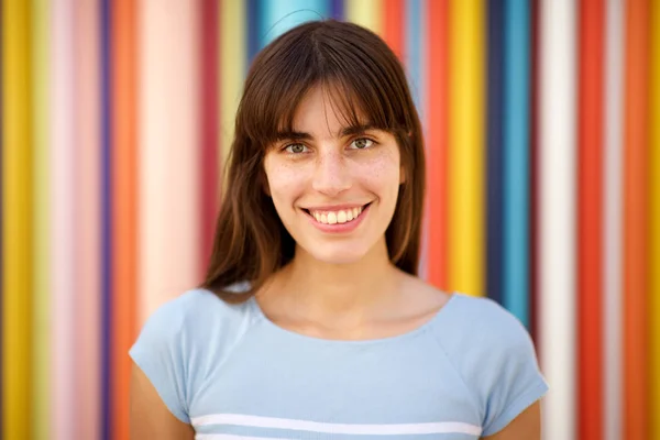 Primer Plano Retrato Una Hermosa Joven Sonriendo Sobre Fondo Colorido —  Fotos de Stock