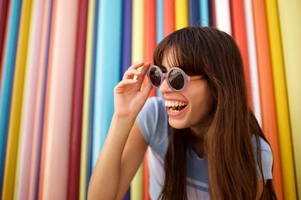 Närbild Porträtt Skratt Ung Kvinna Med Solglasögon Mot Färgglad Bakgrund — Stockfoto