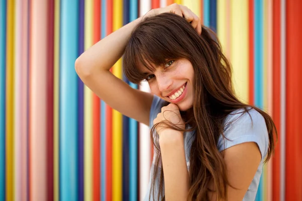 Close Portret Van Mooie Glimlachende Jonge Vrouw Tegen Kleurrijke Achtergrond — Stockfoto