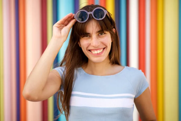 Close Ritratto Anteriore Bella Giovane Donna Sorridente Con Occhiali Sole — Foto Stock