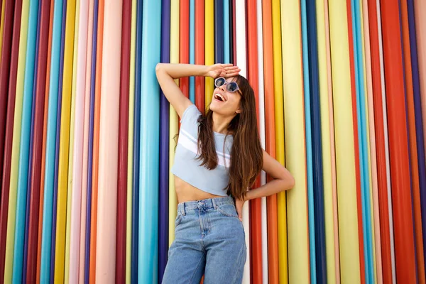 Portrait Jeune Femme Heureuse Riant Contre Mur Coloré Avec Des — Photo