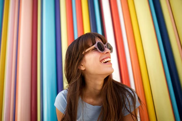 Zavřít Portrét Veselé Mladé Ženy Smějící Slunečních Brýlí Pestrobarevné Pozadí — Stock fotografie