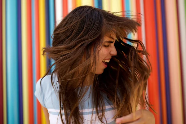 Primer Plano Retrato Joven Feliz Sacudiendo Pelo Largo — Foto de Stock