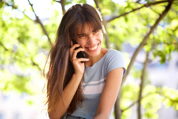 Retrato Cerca Una Hermosa Joven Sonriente Hablando Con Teléfono Celular —  Fotos de Stock