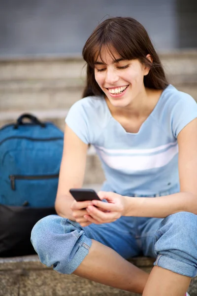 Портрет Молодой Женщины Сидящей Ступеньках Мобильным Телефоном Сумкой — стоковое фото