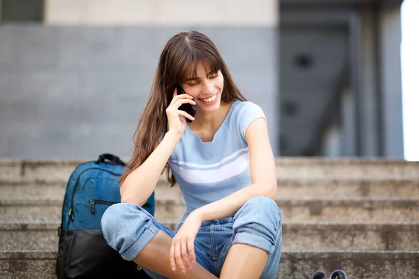 Retrato Uma Jovem Feliz Sentada Degraus Conversando Com Celular Saco — Fotografia de Stock