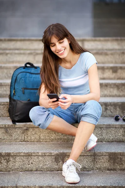 Retrato Completo Mujer Joven Sentada Escalones Con Teléfono Móvil Bolsa — Foto de Stock