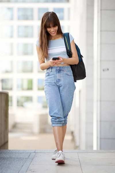 Retrato Comprimento Total Jovem Mulher Feliz Andando Com Telefone Celular — Fotografia de Stock