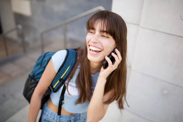 Portrait Jeune Femme Riante Parlant Avec Téléphone Portable — Photo