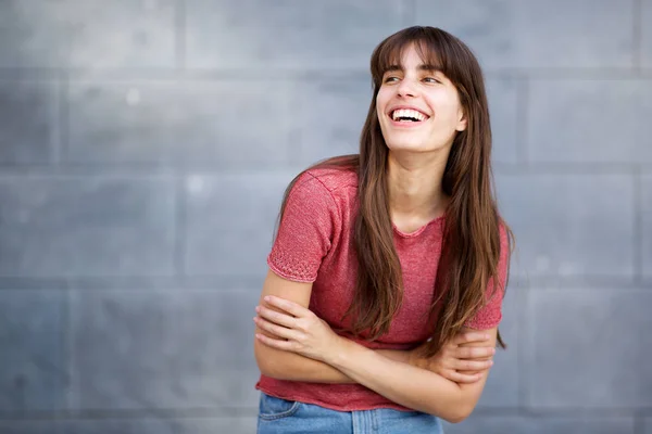 腕を組んで灰色の背景と笑って幸せな若い女の肖像 — ストック写真