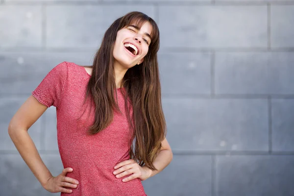 Retrato Una Hermosa Joven Con Pelo Largo Guiño —  Fotos de Stock