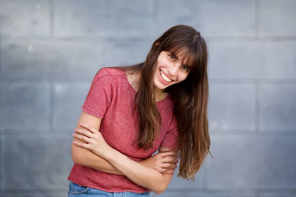 Retrato Joven Feliz Pelo Largo Mujer Riendo Con Los Brazos — Foto de Stock