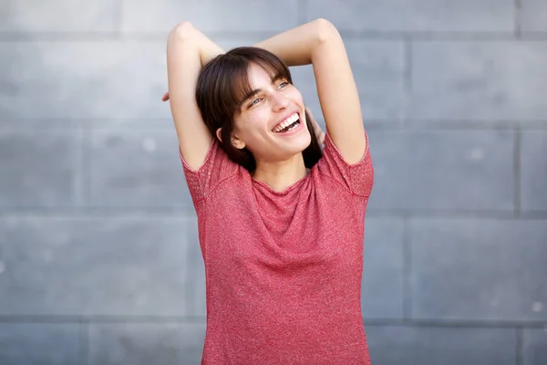 Πορτραίτο Της Εύθυμη Νεαρή Γυναίκα Γελώντας Χέρια Πίσω Από Κεφάλι — Φωτογραφία Αρχείου