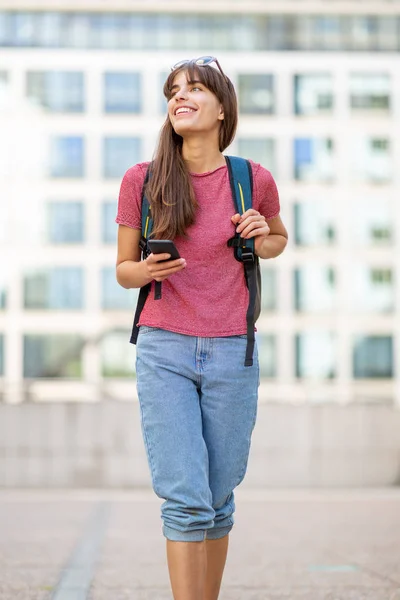 Retrato Una Hermosa Mujer Joven Caminando Con Teléfono Móvil Bolso — Foto de Stock