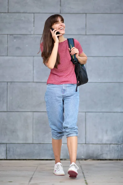 Retrato Cuerpo Completo Una Joven Feliz Caminando Hablando Con Teléfono — Foto de Stock