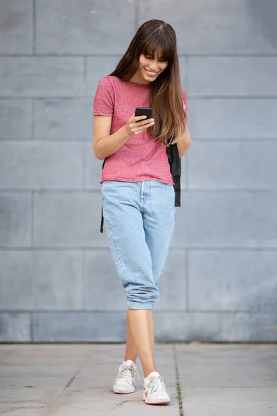 Teljes Test Portré Boldog Fiatal Mobiltelefon Táska — Stock Fotó