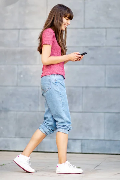 Retrato Perfil Longitud Completa Mujer Joven Caminando Con Teléfono Celular — Foto de Stock