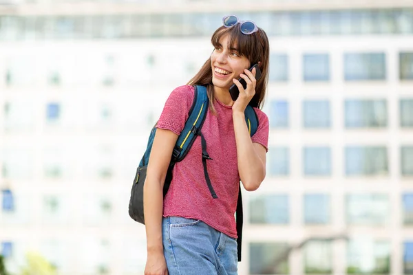 Horisontellt Porträtt Ung Leende Kvinna Och Prata Med Mobiltelefon Och — Stockfoto