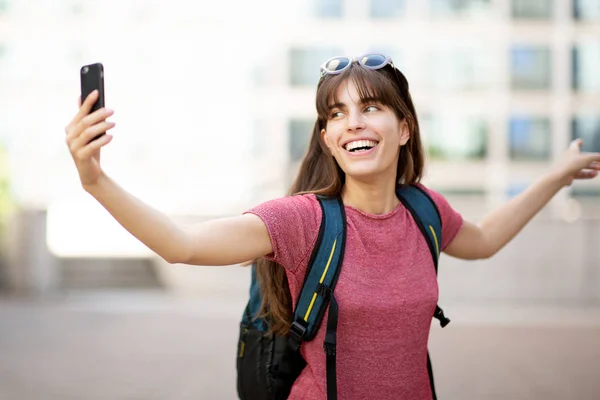 Dışarıda Cep Telefonuyla Selfie Çeken Mutlu Bir Kadının Portresi — Stok fotoğraf