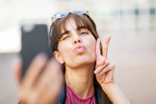 Close Portret Van Jonge Vrouw Zoenen Lippen Vrede Teken Selfie — Stockfoto