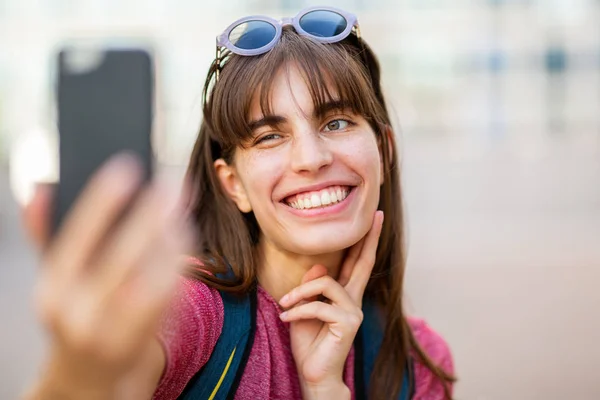 Закрыть Портрет Счастливой Улыбающейся Молодой Женщины Делающей Селфи Помощью Мобильного — стоковое фото