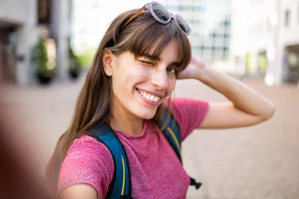 Κοντινό Πορτρέτο Της Νεαρής Γυναίκας Που Χαμογελάει Βγάζοντας Selfie — Φωτογραφία Αρχείου